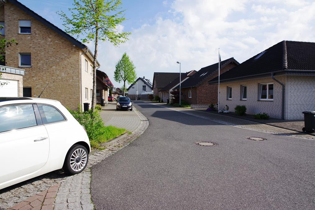 Foto 5 von 6 — Garage, Einfamilienhaus, Einfamilienhausgrundstück mit zwei Einzelgaragen