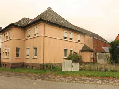 Foto 4 von 26 — gewerblich genutztes Grundstück, Zweifamilienhaus, Kfz-Stellplatz, Gewerbeeinheit (z.B. Laden, Büro), Garage, Zweifamilienhaus und gewerblich nutzbare Nebengebäude