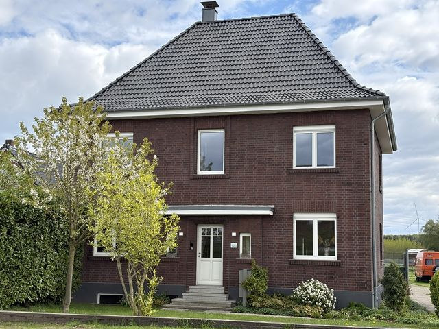 Foto 14 von 16 — Zweifamilienhaus, unbebautes Grundstück, Nebengebäude