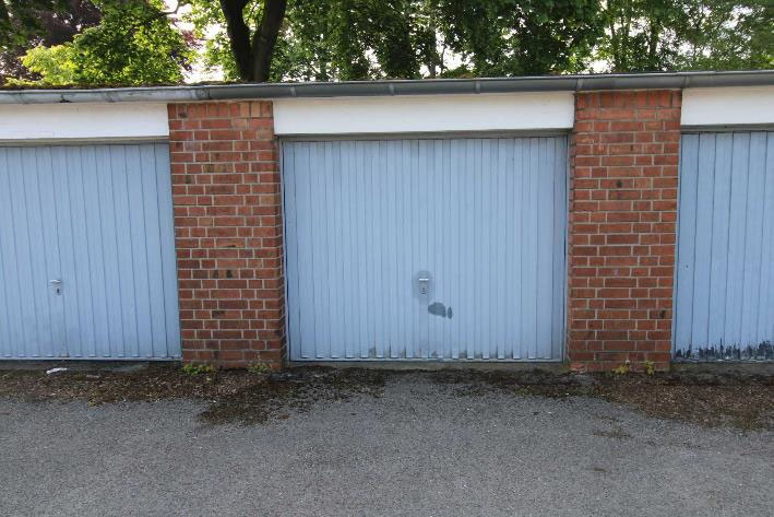 Foto 10 von 16 — Zweifamilienhaus, Garage