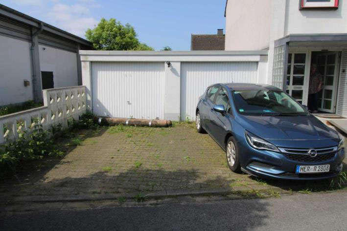Foto 3 von 16 — Zweifamilienhaus, Garage