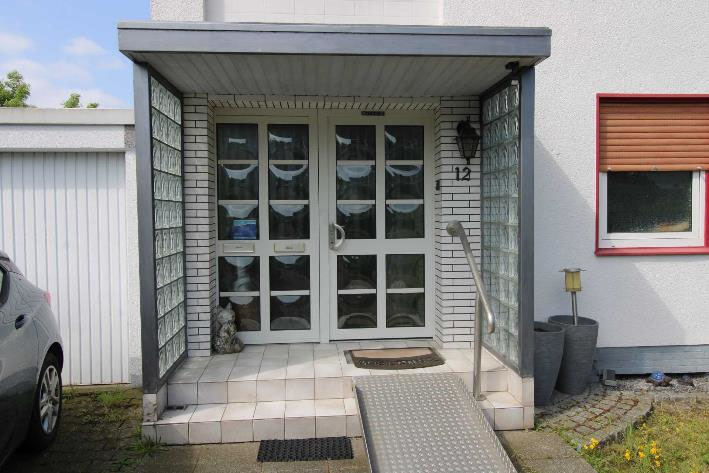Foto 8 von 16 — Zweifamilienhaus, Garage