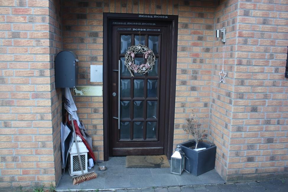 Foto 3 von 10 — Garage, Einfamilienhaus, Doppelhaushälfte, Einfamilienhaus (DHH) mit übertiefer Garage und Waldfläche