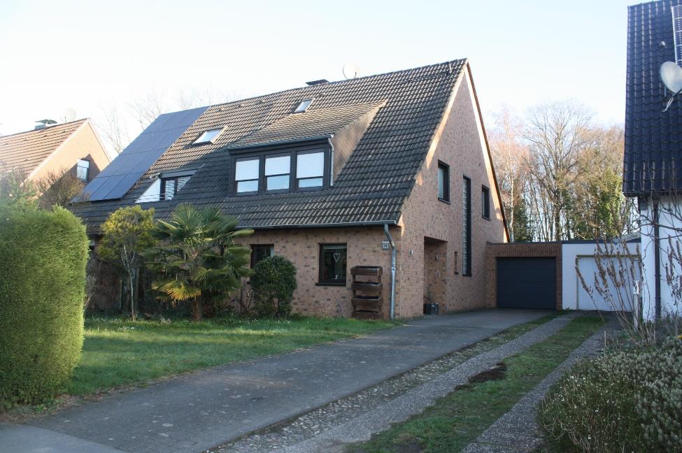 Foto 2 von 10 — Garage, Einfamilienhaus, Doppelhaushälfte, Einfamilienhaus (DHH) mit übertiefer Garage und Waldfläche