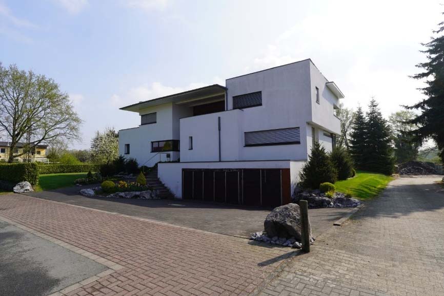 Foto 3 von 9 — Zweifamilienhaus, Garage, 3 Garagen im Kellergeschoss