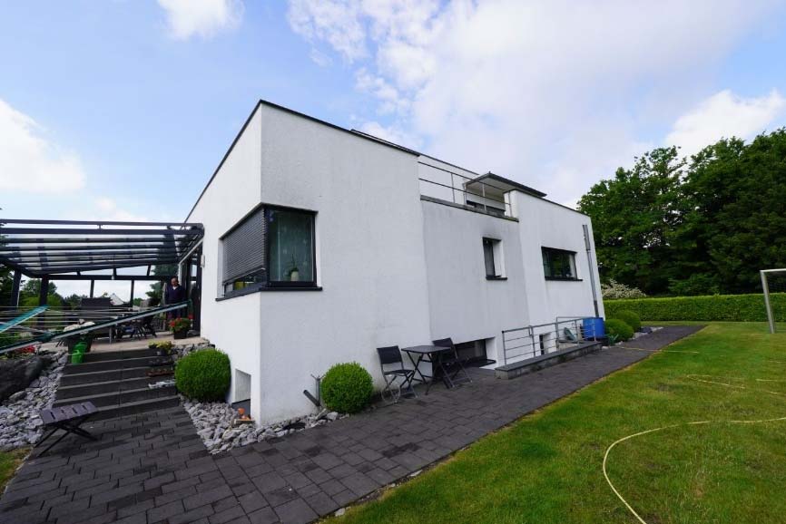 Foto 5 von 9 — Zweifamilienhaus, Garage, 3 Garagen im Kellergeschoss
