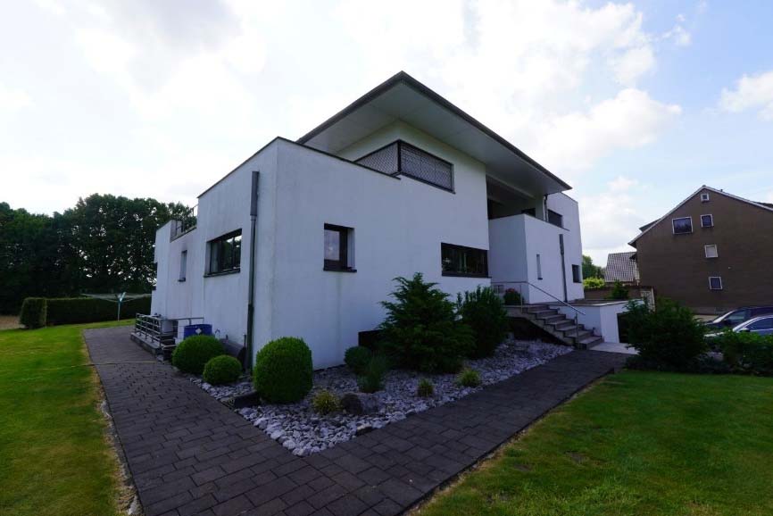 Foto 4 von 9 — Zweifamilienhaus, Garage, 3 Garagen im Kellergeschoss