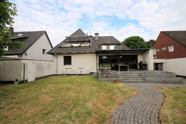 Foto 2 von 56 — Zweifamilienhaus