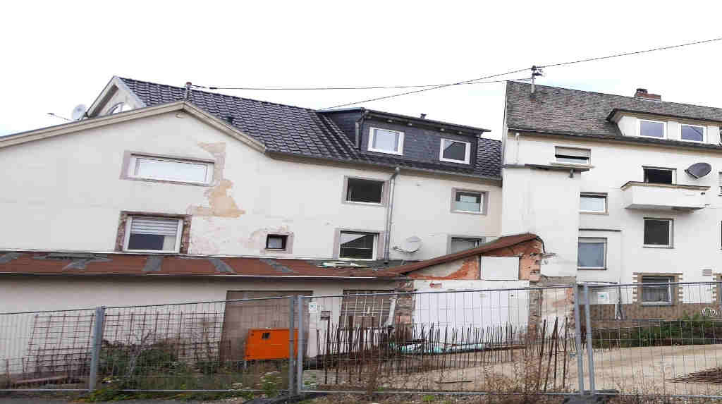 Foto 2 von 4 — Mehrfamilienhaus, bestehend aus 4 Wohnungen und 4 Stellplätzen
