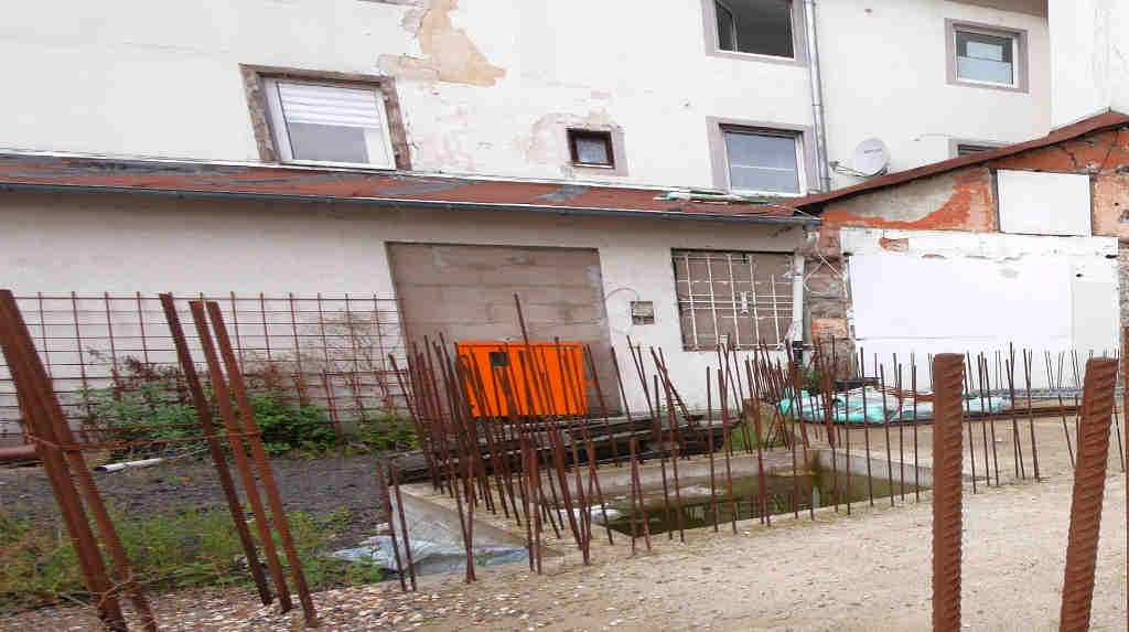 Foto 3 von 4 — Mehrfamilienhaus, bestehend aus 4 Wohnungen und 4 Stellplätzen