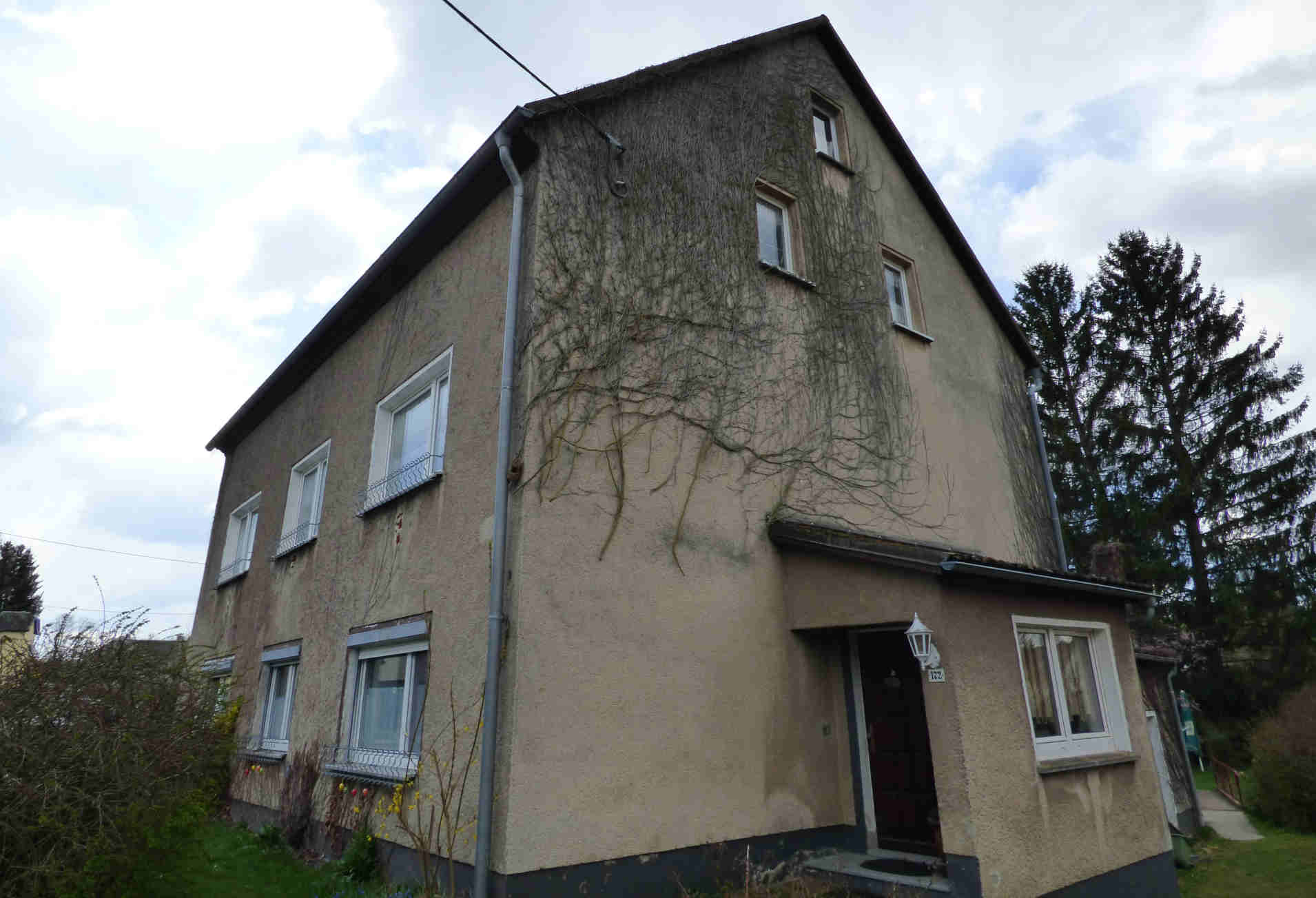 Foto 1 von 4 — Einfamilienhaus, unbebautes Grundstück