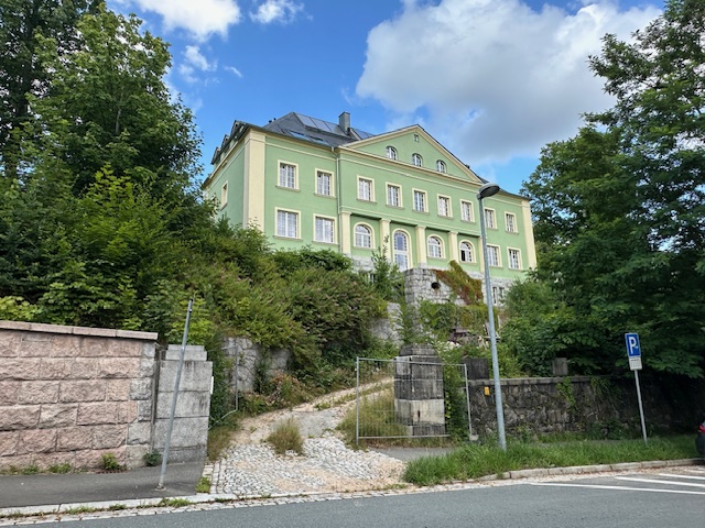 Foto 1 von 4 — Mehrfamilienhaus