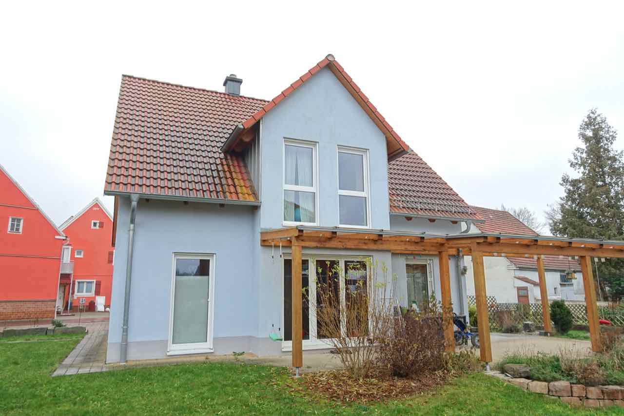 Foto 4 von 8 — Einfamilienhaus, Garage