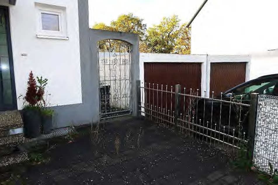 Foto 1 von 9 — Reihenhaus, Garage