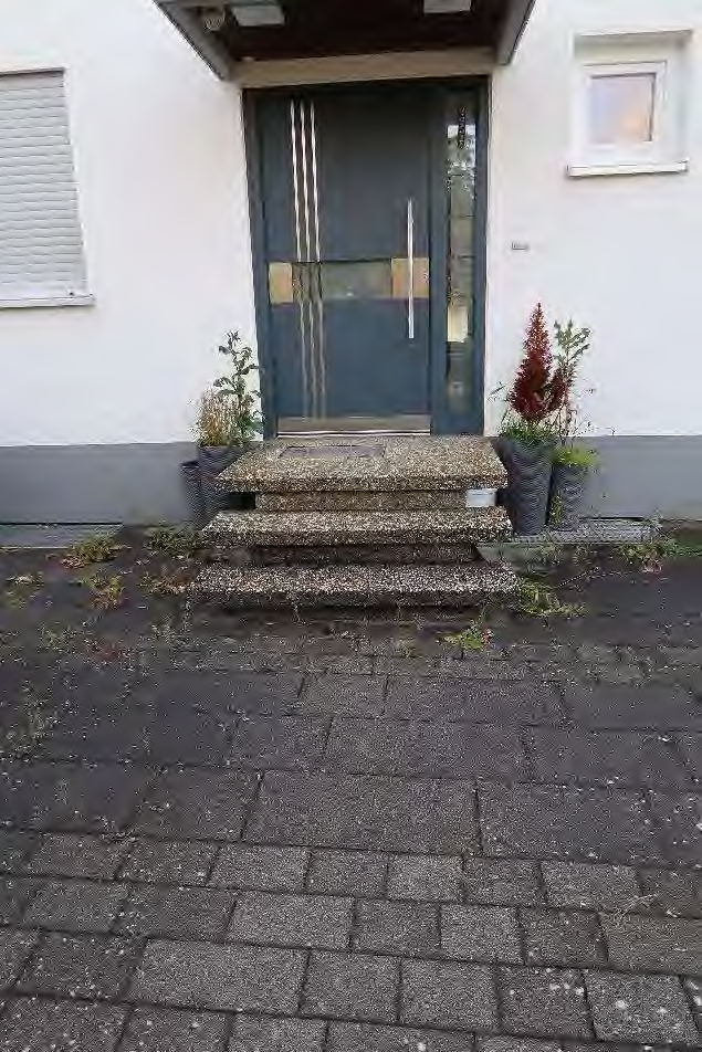 Foto 2 von 9 — Reihenhaus, Garage