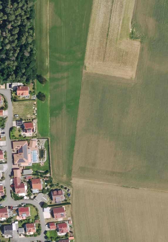 Foto 20 von 35 — unbebautes Grundstück, Wohnhaus mit Anbau und Scheune