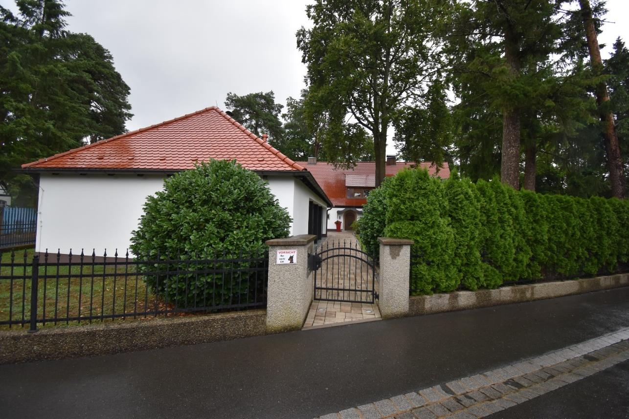 Foto 9 von 10 — Einfamilienhaus, Garage, unbebautes Grundstück, Sonstiges