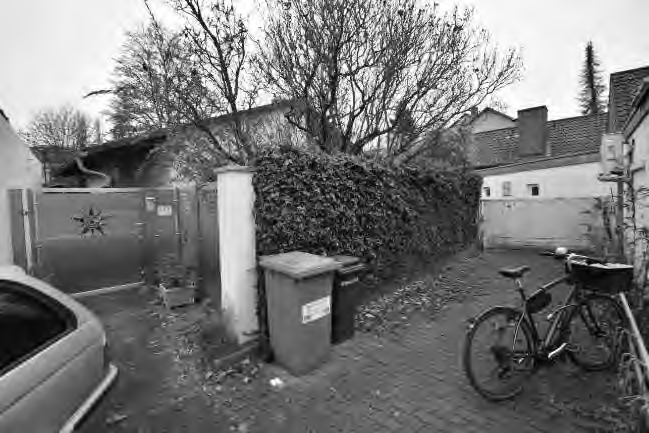 Foto 8 von 10 — Einfamilienhaus, Garage