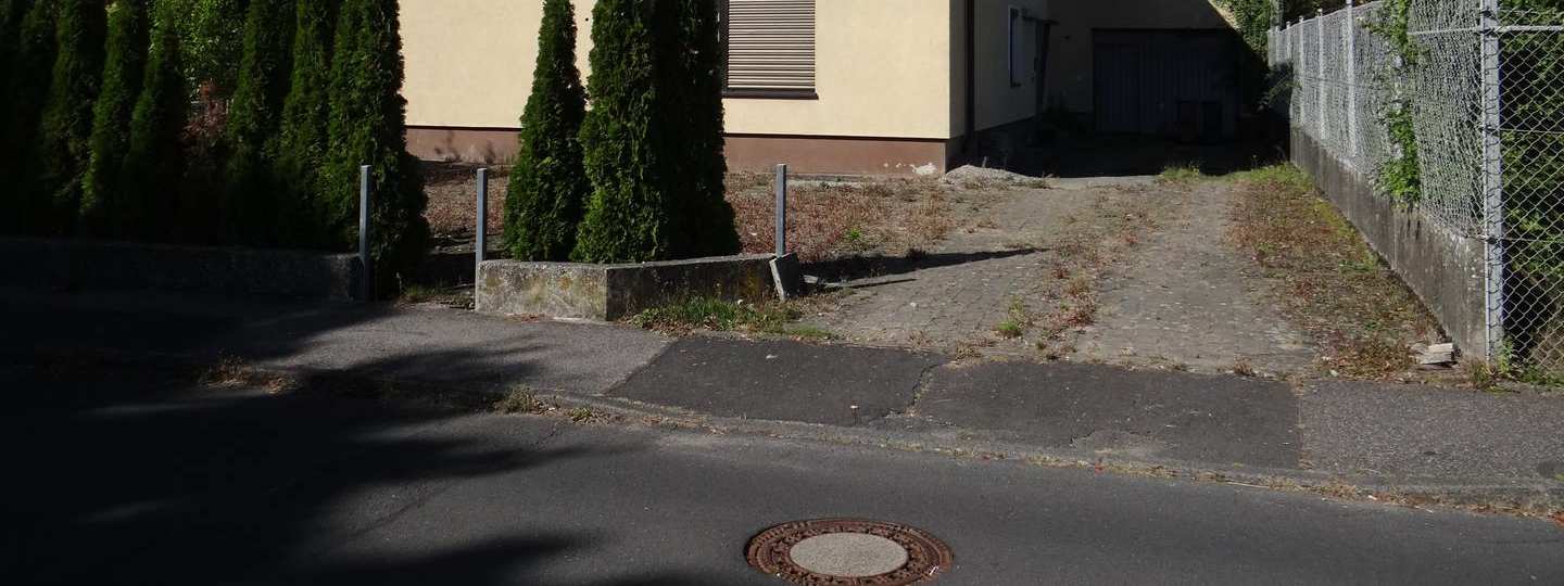 Foto 2 von 6 — Einfamilienhaus, Garage