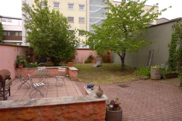 Foto 11 von 14 — Mehrfamilienhaus, Garagen