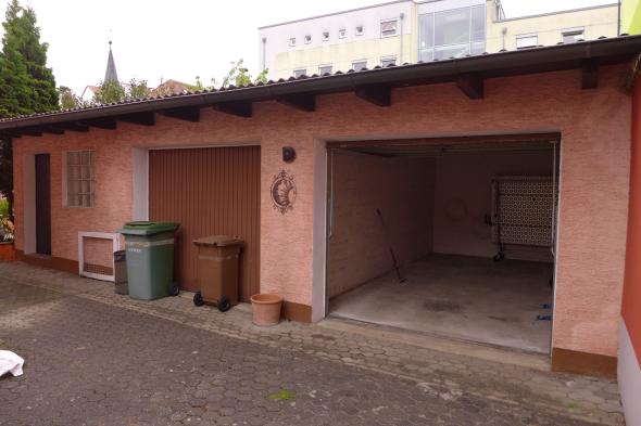 Foto 8 von 14 — Mehrfamilienhaus, Garagen