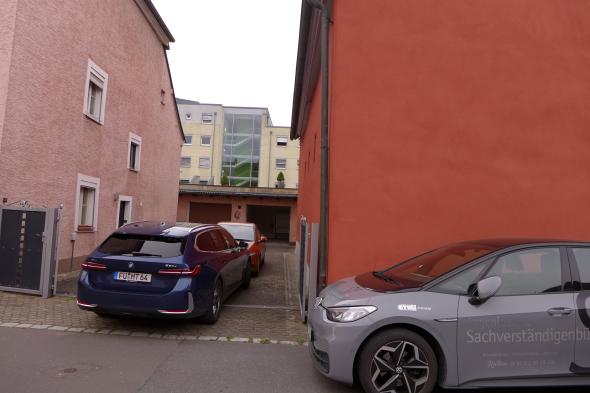 Foto 4 von 14 — Mehrfamilienhaus, Garagen
