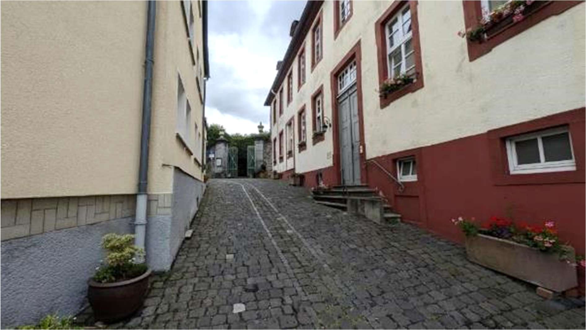 Foto 2 von 19 — Wohn-/Geschäftshaus, Wohnhaus