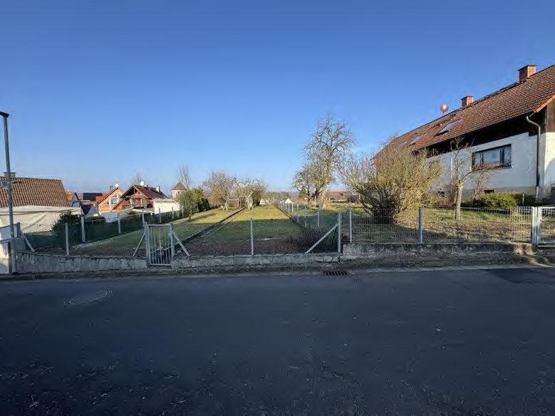 Foto 2 von 3 — unbebautes Grundstück