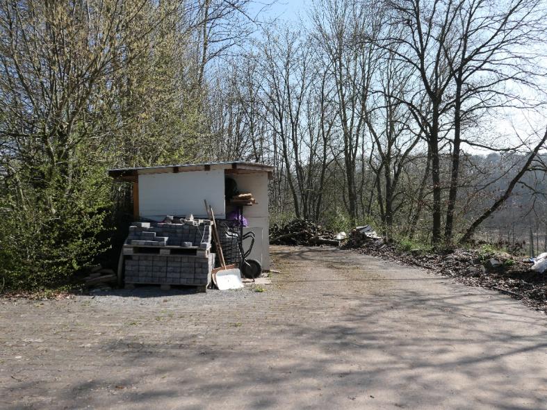 Foto 3 von 3 — Einfamilienhaus, Garage, unbebautes Grundstück