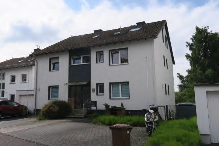 Foto 4 von 6 — Mehrfamilienhaus, Garage