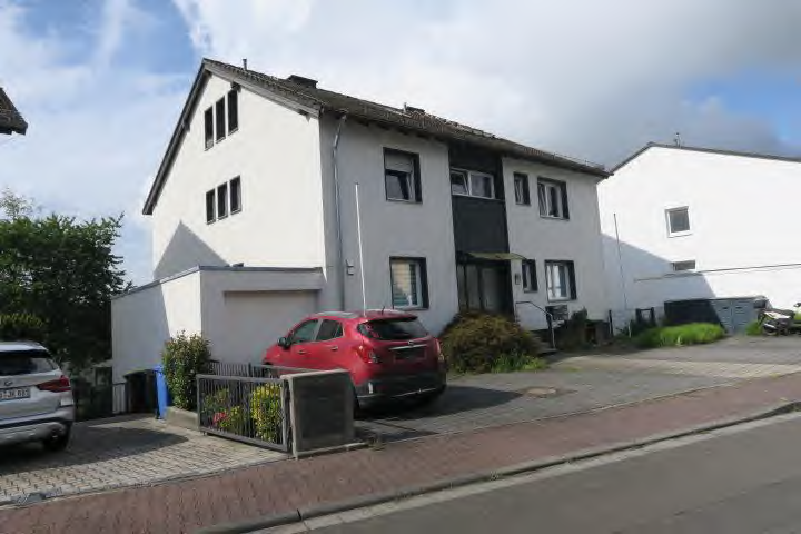 Foto 5 von 6 — Mehrfamilienhaus, Garage